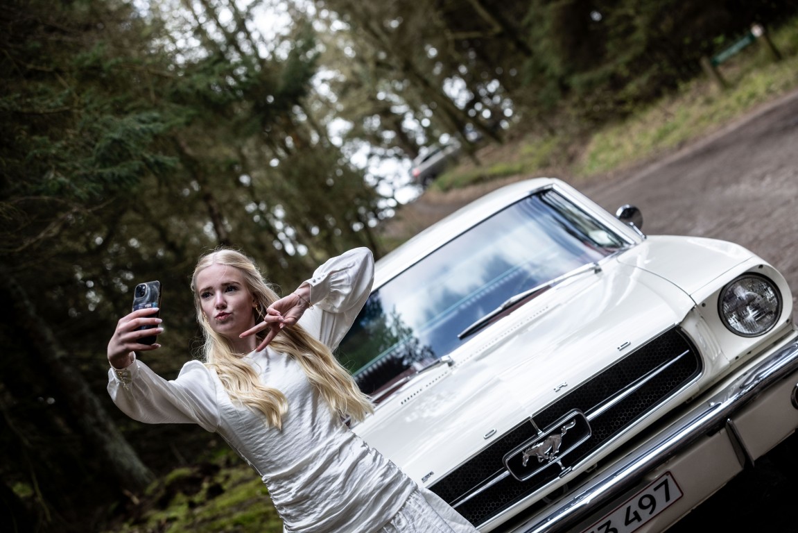 Konfirmant sidder i Ferrari 