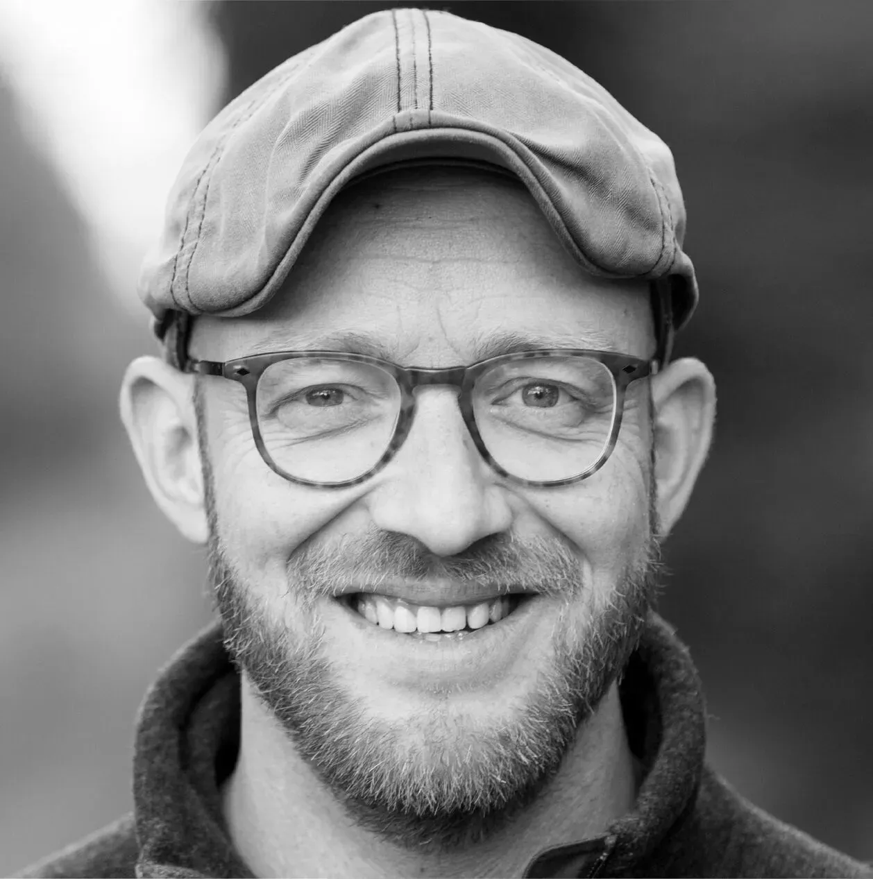 Konfirmant hopper i luften med en paraply så det ligner hun flyver